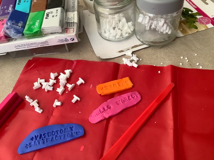 Atelier de travail de la pâte fimo, avec des lettres en plastique pour écrire dessus