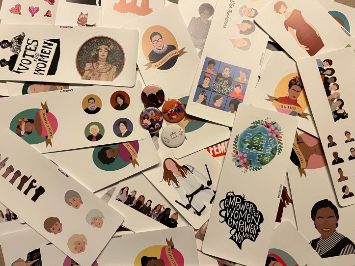 parterre d'autocollants et de badges féministes