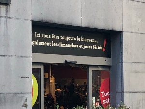 Enseigne de magasin : "Ici vous êtes toujours le bienvenu, également les dimanches et jours fériés!"