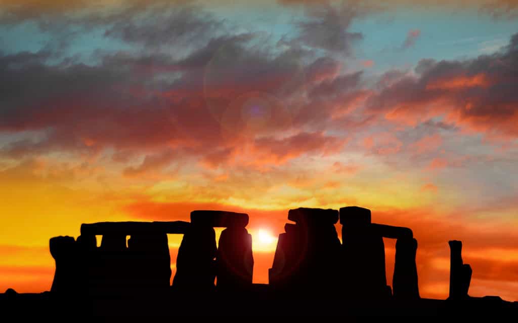 Le soleil rouge se lève dans l'axe des mégalithes de Stonehenge