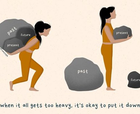 Image avec 2 fois la même femme. A gauche, la femme est chargée de rochers intitulés past, present, future. La femme à droite a déposé le très gros rocher past, et le rocher moyen future, et porte seulement le petit rocher present. En-dessous, est écrit : When it's too heavy, it's okay to put it down L'artiste est @toyoufromsteph
