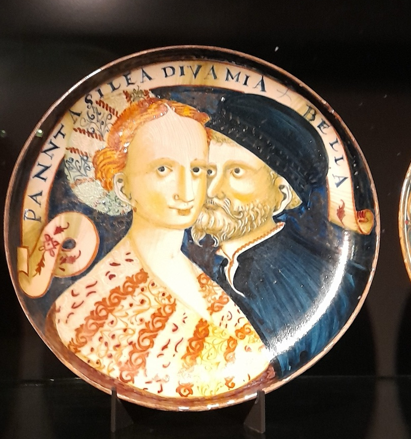 Peinture en médaillon : portrait de deux personnes du 15e ou 16e siècle le gars est vraiment proche de la femme, quasi sa tête sur elle