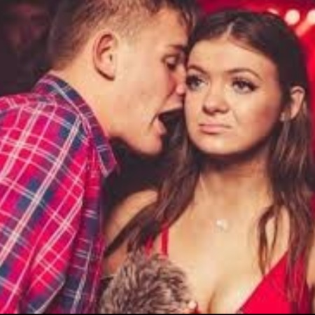 Meme du gars bourré qui hurle dans l'oreille de la fille dans une boîte de nuit et le fille qui regarde au loin, blasée