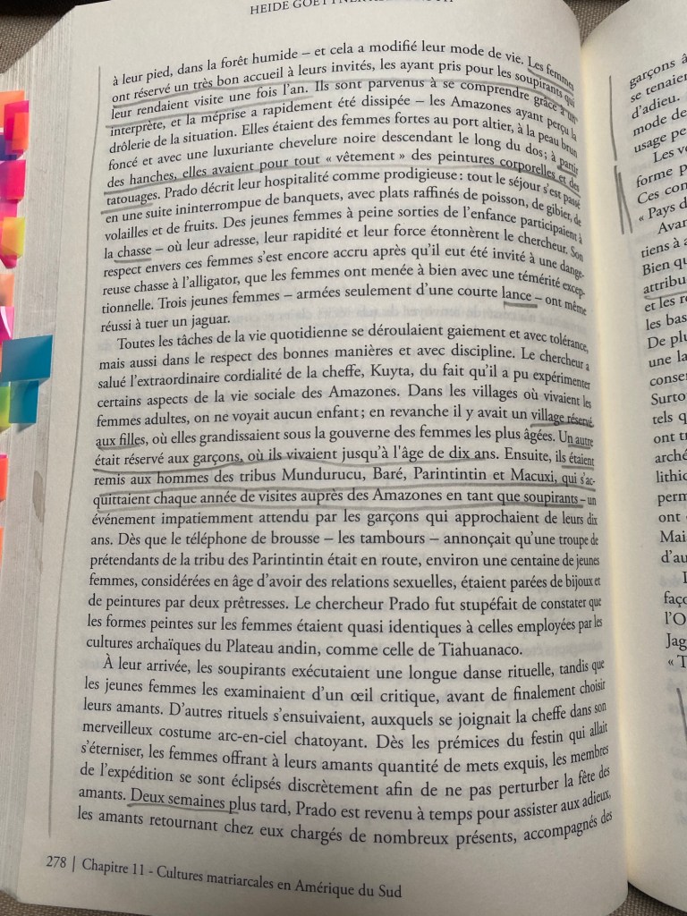 à leur pied, dans la forêt humide - et cela a modifié leur mode de vie. Les femmes ont réservé un très bon accueil à leurs invités, les ayant pris pour les soupirants qui leur rendaient visite une fois l'an. Ils sont parvenus à se comprendre grâce à un interprète, et la méprise a rapidement été dissipée - les Amazones ayant perçu la drôlerie de la situation. Elles étaient des femmes fortes au port altier, à la peau brun foncé et avec une luxuriante chevelure noire descendant le long du dos; à partir des hanches, elles avaient pour tout « vêtement» des peintures corporelles et des tatouages. Prado décrit leur hospitalité comme prodigieuse : tout le séjour s'est passé en une suite ininterrompue de banquets, avec plats raffinés de poisson, de gibier, de volailles et de fruits. Des jeunes femmes à peine sorties de l'enfance participaient à la chasse - où leur adresse, leur rapidité et leur force étonnèrent le chercheur. Son respect envers ces femmes s'est encore accru après qu'il eut été invité à une dangereuse chasse à l'alligator, que les femmes ont menée à bien avec une témérité exceptionnelle. Trois jeunes femmes - armées seulement d'une courte lance - ont même réussi à tuer un jaguar. Toutes les tâches de la vie quotidienne se déroulaient gaiement et avec tolérance, mais aussi dans le respect des bonnes manières et avec discipline. Le chercheur a salué l'extraordinaire cordialité de la cheffe, Kuyta, du fait qu'il a pu expérimenter certains aspects de la vie sociale des Amazones. Dans les villages où vivaient les femmes adultes, on ne voyait aucun enfant; en revanche il y avait un village réservé aux filles, où elles grandissaient sous la gouverne des femmes les plus âgées. Un autre était réservé aux garçons, où ils vivaient jusqu'à l'âge de dix ans. Ensuite, ils étaient remis aux hommes des tribus Mundurucu, Baré, Parintintin et Macuxi, qui s'acquittaient chaque année de visites auprès des Amazones en tant que soupirants - un événement impatiemment attendu par les garçons qui approchaient de leurs dix ans. Dès que le téléphone de brousse - les tambours - annonçait qu'une troupe de prétendants de la tribu des Parintintin était en route, environ une centaine de jeunes femmes, considérées en âge d'avoir des relations sexuelles, étaient parées de bijoux et de peintures par deux prêtresses. Le chercheur Prado fut stupéfait de constater que les formes peintes sur les femmes étaient quasi identiques à celles employées par les cultures archaïques du Plateau andin, comme celle de Tiahuanaco. À leur arrivée, les soupirants exécutaient une longue danse rituelle, tandis que les jeunes femmes les examinaient d'un œil critique, avant de finalement choisir leurs amants. D'autres rituels s'ensuivaient, auxquels se joignait la cheffe dans son merveilleux costume arc-en-ciel chatoyant. Dès les prémices du festin qui allait s'éterniser, les femmes offrant à leurs amants quantité de mets exquis, les membres de l'expédition se sont éclipsés discrètement afin de ne pas perturber la fête des amants. Deux semaines plus tard, Prado est revenu à temps pour assister aux adieux. les amants retournant chez eux chargés de nombreux présents, accompagnés des