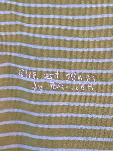 Brodé sur un tshirt jaune à rayures blanche en lettres roses : Elle est temps de briller