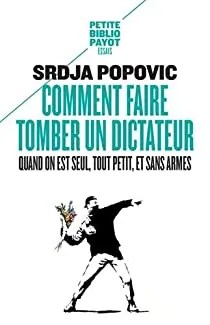 Couverture du livre Comment faire tomber un dictateur quand on est seul, tout petit, et sans armes de Srdja Popovic : image d'un manifestant qui envoie un bouquet de fleurs